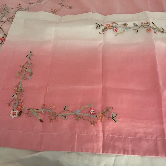 Queen VTG Embroidered Duvet with Mesh Overlay - Picture 5 of 6